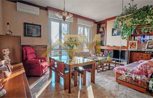 AMPIO E LUMINOSO TRILOCALE ULTIMO PIANO CON BOX