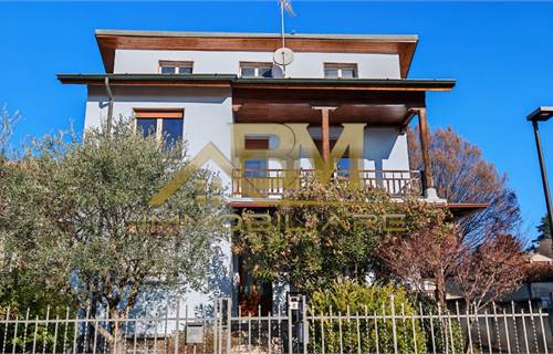 Villa singola in centro paese – Ideale per due nuclei familiari