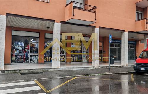Negozio con tre vetrine su strada – Ottimo investimento