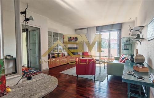 Ampio quadrilocale all’ultimo piano in contesto signorile – Con terrazzo, balconi e box