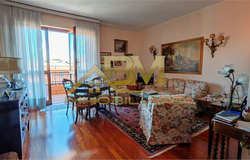 LUMINOSO TRILOCALE ALL'ULTIMO PIANO CON BOX E CANTINA